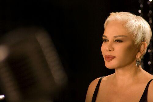 Aabeyi Nihat Aksu ile birlikte SN Yapm adl irketi var. Biliim sektr zerine faaliyetler yapyor. Nianta'ndaki Frankie adl kulbn de ortaklar arasnda.