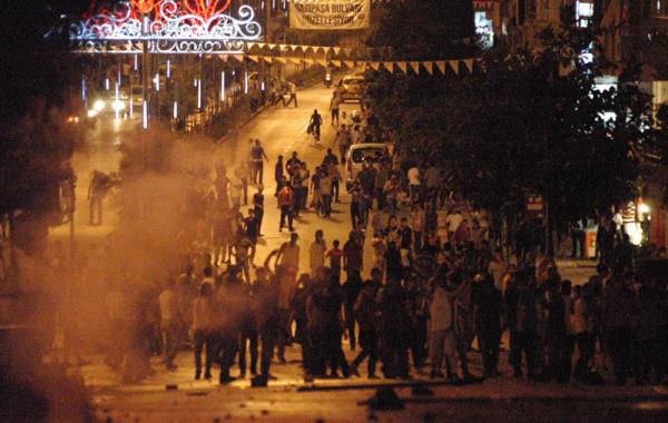 Taksim Gezi Park'ndaki olaylar, Adana'da baz gruplarca protesto edildi.