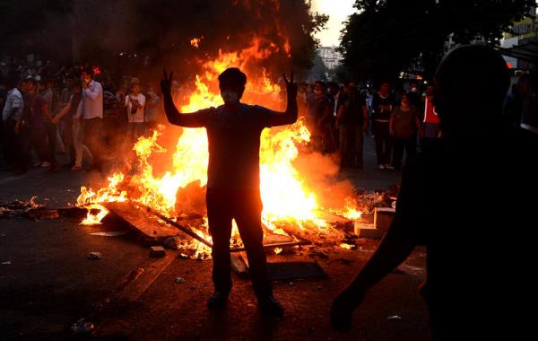 Taksim Gezi Park'ndaki olaylar protesto iin Ankara'nn farkl semtlerinde toplanan gruplara polis mdahale etti. Polisin att gazdan ok sayda gsterici ve vatanda etkilendi.