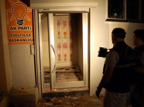 ili ilesinde bir grup AK Parti ile bakanl binasnn pencere ve kaplarn krd, binaya yanc madde att