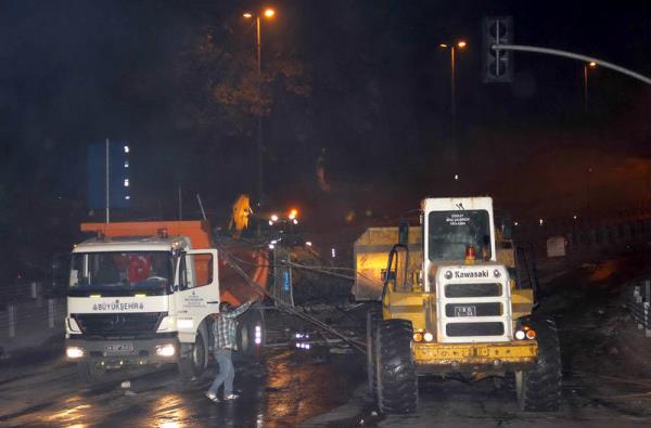 Taksim Gezi Park'ndaki olaylar nedeniyle Beikta'a yrmek isteyen gruba polis mdahale etti. Eylemcilerin kurduu barikatlar, i makineleriyle caddelerden kaldrld