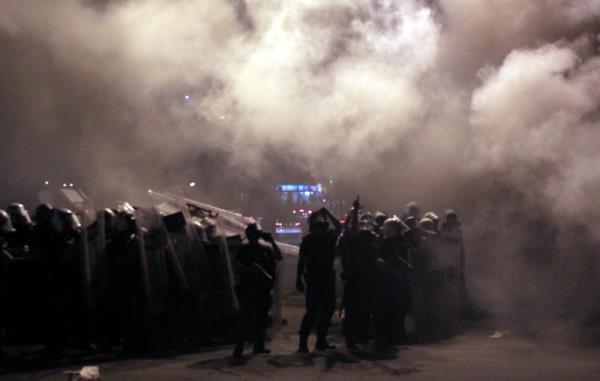 Hatay'da Taksim Gezi Park'nda yaanan olaylar protesto etmek amacyla toplanan ve ardndan polise ta atan gruba biber gaz ve tazyikli su ile mdahale edildi