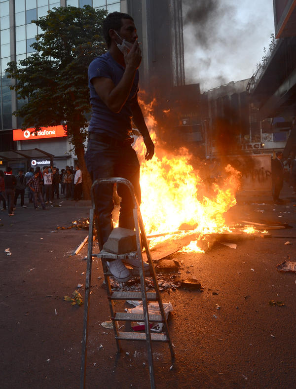 Taksim Gezi Park'ndaki olaylar protesto iin Ankara'nn farkl semtlerinde toplanan gruplara polis mdahale etti. Polisin att gazdan ok sayda gsterici ve vatanda etkilendi.