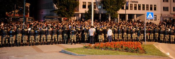 Taksim Gezi Park'ndaki olaylar protesto etmek isteyen bir grup Bursa Valilii nnde toplanarak eylem yapt. Bursa Valilik binasna kar herhangi bir saldr olmamas amacyla polise ek olarak jandarma ekipleri valilik nnde gvenlik nlemi ald.
