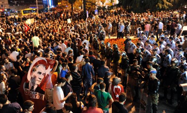 Taksim Gezi Park'ndaki olaylar protesto etmek isteyen bir grup Bursa Valilii nnde toplanarak eylem yapt. Bursa Valilik binasna kar herhangi bir saldr olmamas amacyla polise ek olarak jandarma ekipleri valilik nnde gvenlik nlemi ald.