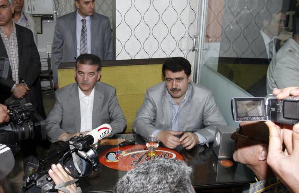 Malatya'da polis, kendisine ta ve ie atan grubu ikna ederek dalmalarn salad. Olaylarn yaand Yeilyurt Caddesi'ne gelen Malatya Valisi Vasip ahin (sada) Malatya Emniyet Mdr Mustafa Aygn'le (solda), gazetecilere yapt aklamada, polise, tutumlarndan tr teekkr ettiini belirtti