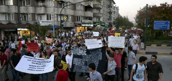 Gaziantep'te Taksim Gezi Park'nda meydana gelen olaylar protesto etmek isteyenler Krkayak Park'ndan Gaziantep niversitesi'ne kadar slogan atarak yrd