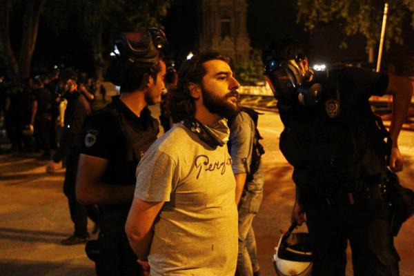 Taksim Gezi Park olaylar kapsamnda, Dolmabahe'deki Babakanlk Ofisi'ne yrmek isteyen gruba, polis tazyikli su ve TOMA aralarndan atlan biber gazyla mdahale etti.