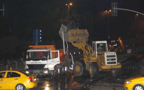 Taksim Gezi Park'ndaki olaylar nedeniyle Beikta'a yrmek isteyen gruba polis mdahale etti. Eylemcilerin kurduu barikatlar, i makineleriyle caddelerden kaldrld