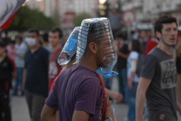 Taksim Gezi Park'ndaki olaylar, Adana'da baz gruplarca protesto edildi.