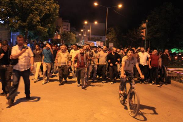 Elaz'da bir grup, Taksim Gezi Park'ndaki olaylar protesto etti.