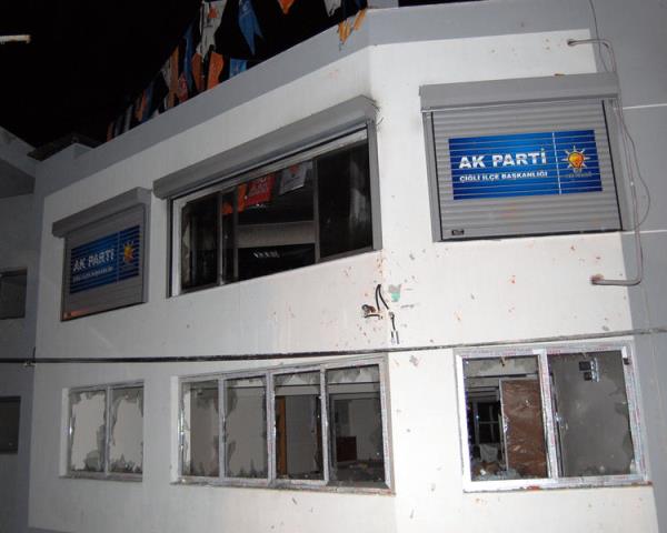 ili ilesinde bir grup AK Parti ile bakanl binasnn pencere ve kaplarn krd, binaya yanc madde att
