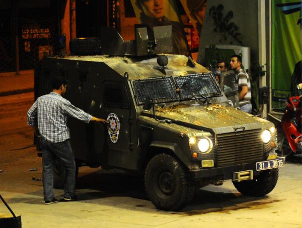 Hatay'da Taksim Gezi Park'nda yaanan olaylar protesto etmek amacyla toplanan ve polise ta atan gruba biber gaz ve tazyikli su ile mdahale edildi. Olaylarda polis aralar da zarar grd.