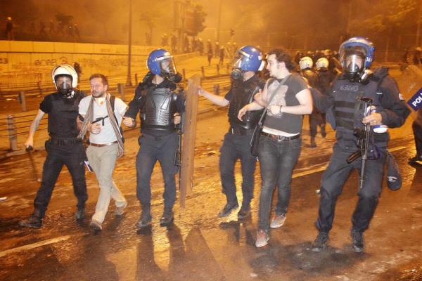 Taksim Gezi Park'ndaki olaylar nedeniyle Beikta'a yrmek isteyen gruba polis mdahale etti. Baz gstericiler gzaltna alnd.