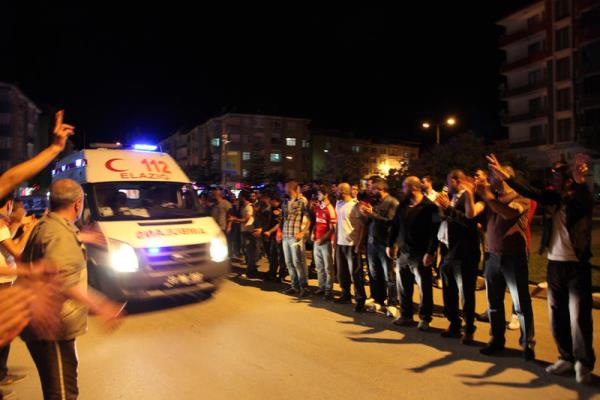 Elaz'da bir grup, Taksim Gezi Park'ndaki olaylar protesto etti. Yunus Emre Bulvar'nda yol stnde yryen grup yeleri, ambulansn gemesi iin yolun kenarnda bekledi.