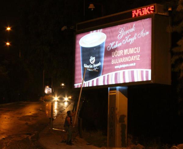 Adana'da Taksim Gezi Park'ndaki olaylar protesto etmek iin izinsiz gsteri dzenleyen gruba polis mdahale etti.Gstericiler, reklam panolarna ve tabelalara zarar verdi.