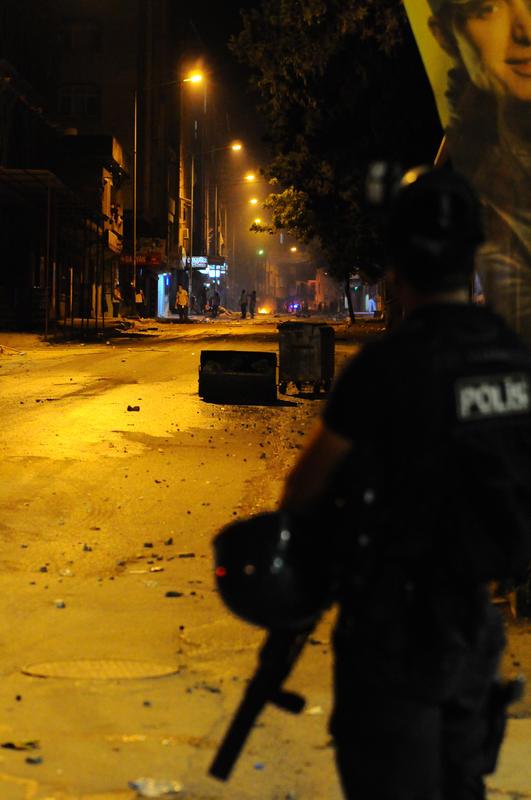 Hatay'da Taksim Gezi Park'nda yaanan olaylar protesto etmek amacyla toplanan ve polise ta atan gruba biber gaz ve tazyikli su ile mdahale edildi