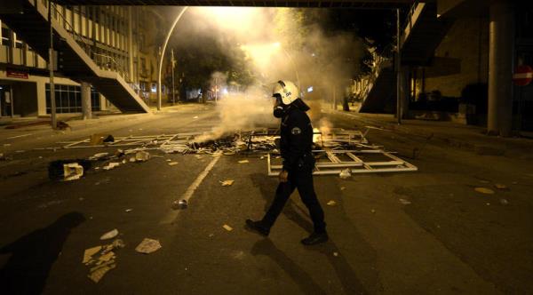 Taksim Gezi Park'ndaki olaylar protesto iin Ankara'nn farkl semtlerinde toplanan gruplara polis mdahale etti. Polisin att gazdan ok sayda gsterici ve vatanda etkilendi.