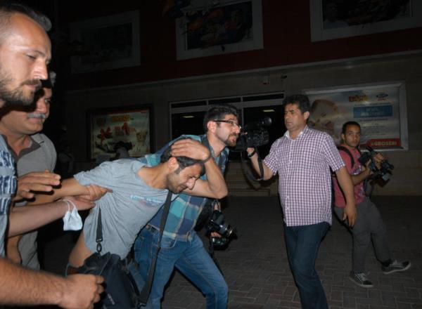 Adana'da, Atatrk Park'nda akam saatlerinde toplanan ve daha sonra slogan atarak AK Parti l binas nne gelen grup, buradan Baraj Yolu ve Turgut zal Bulvar'na kadar yrd. Gruptakiler, daha sonra geri dnerek, AK Parti l binas nne topland. Gruptakilerden bazlarnn parti binasna ve gvenlik glerine ta attklar gzlenirken, polis uzun sre mdahale etmedi. Polise ve aralarna atlan talarn isabet ettii 2 gazeteci balarndan hafif yaraland.