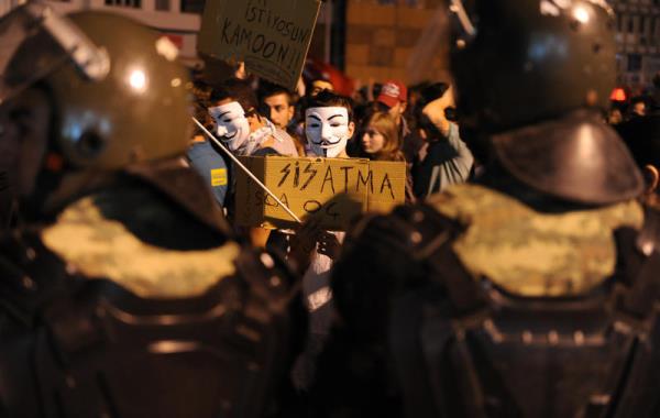 Taksim Gezi Park'ndaki olaylar protesto etmek isteyen bir grup vatanda Bursa Valilii nnde toplanarak eylem yapt.