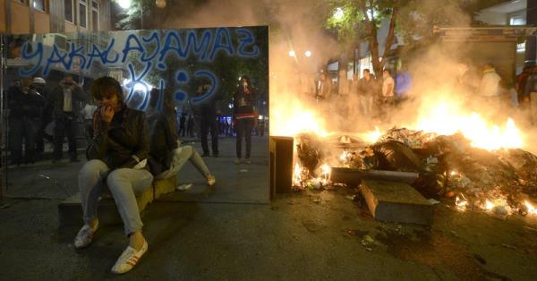 Taksim Gezi Park'ndaki olaylar protesto iin Ankara'nn Tunal Hilmi Caddesi'nde toplanan gruplar barikat kurarak ate yakt. Barikatta ayna da kullanld