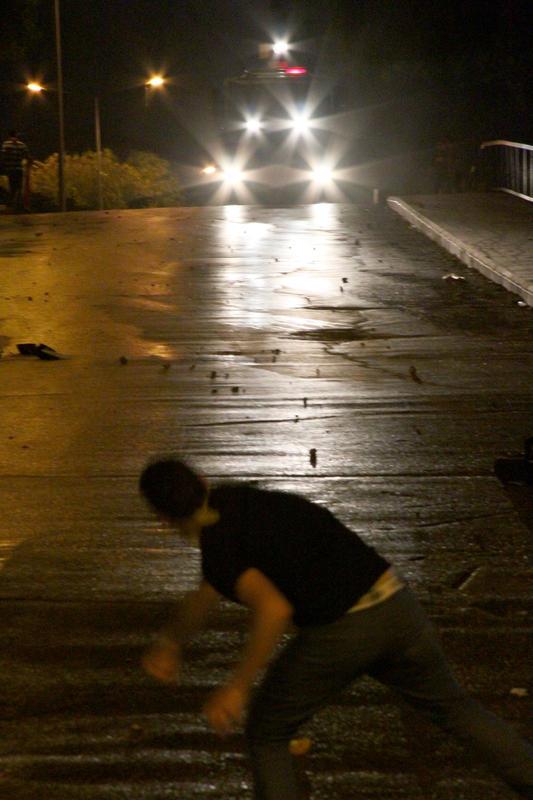 Adana'da Taksim Gezi Park'ndaki olaylar protesto etmek iin izinsiz gsteri dzenleyen gruba polis mdahale etti. Gstericiler polis ekiplerine kaldrmdan sktkleri talarla saldrd.