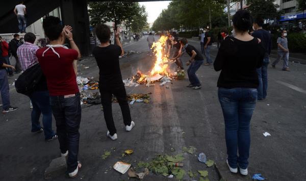 Taksim Gezi Park'ndaki olaylar protesto iin Ankara'nn farkl semtlerinde toplanan gruplara polis mdahale etti. Polisin att gazdan ok sayda gsterici ve vatanda etkilendi.