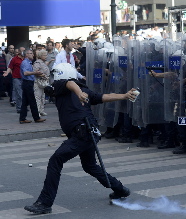 Taksim Gezi Park'ndaki olaylar protesto iin Ankara'nn farkl semtlerinde toplanan gruplara polis mdahale etti. Polisin att gazdan ok sayda gsterici ve vatanda etkilendi.