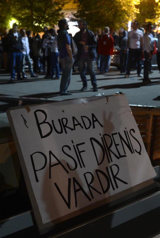 Taksim Gezi Park'ndaki olaylar protesto iin Ankara'nn Tunal Hilmi Caddesi'nde toplanan gruplar barikat kurdu