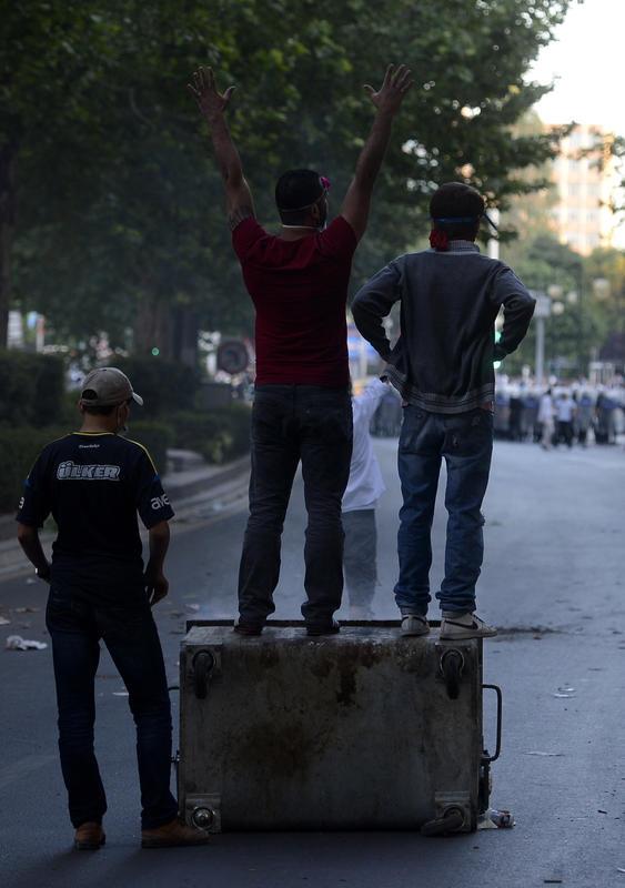 Taksim Gezi Park'ndaki olaylar protesto iin Ankara'nn farkl semtlerinde toplanan gruplara polis mdahale etti. Polisin att gazdan ok sayda gsterici ve vatanda etkilendi.
