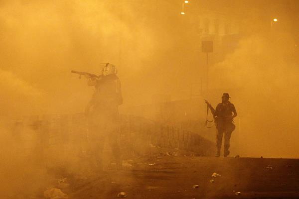 Taksim Gezi Park olaylar kapsamnda, Dolmabahe'deki Babakanlk Ofisi'ne yrmek isteyen gruba, polis tazyikli su ve TOMA aralarndan atlan biber gazyla mdahale etti.