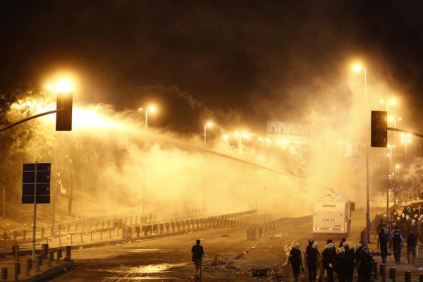 Taksim Gezi Park olaylar kapsamnda, Dolmabahe'deki Babakanlk Ofisi'ne yrmek isteyen gruba, polis tazyikli su ve TOMA aralarndan atlan biber gazyla mdahale etti.