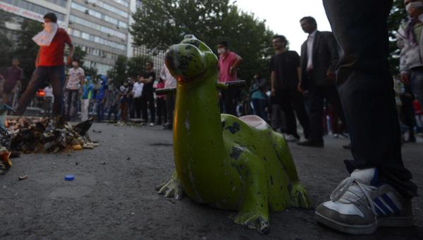 Taksim Gezi Park'ndaki olaylar protesto iin Ankara'nn farkl semtlerinde toplanan gruplara polis mdahale etti. Polisin att gazdan ok sayda gsterici ve vatanda etkilendi.