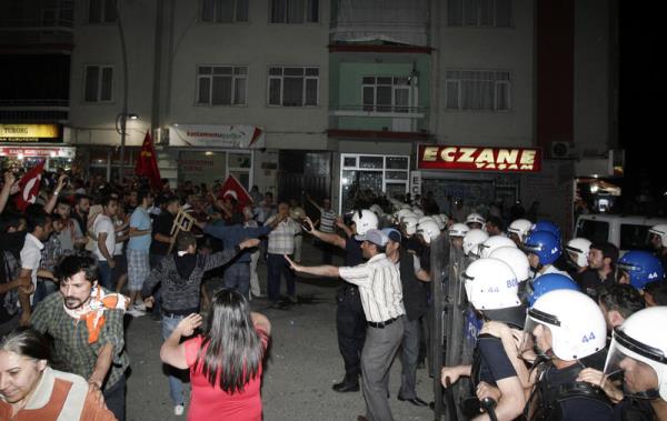 Malatya'da polis, kendisine ta ve ie atan grubu ikna ederek dalmalarn salad.