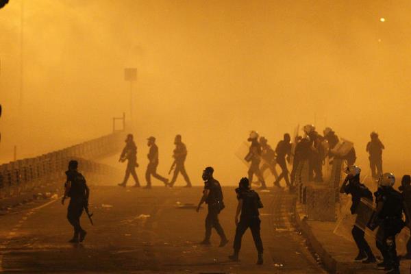 Taksim Gezi Park olaylar kapsamnda, Dolmabahe'deki Babakanlk Ofisi'ne yrmek isteyen gruba, polis tazyikli su ve TOMA aralarndan atlan biber gazyla mdahale etti.