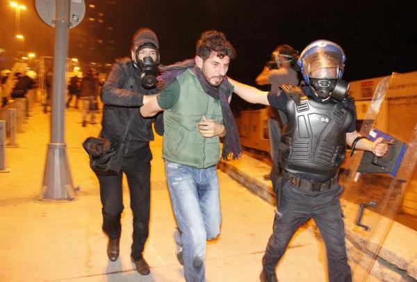 Taksim Gezi Park'ndaki olaylar nedeniyle Beikta'a yrmek isteyen gruba polis mdahale etti. Baz gstericiler gzaltna alnd.