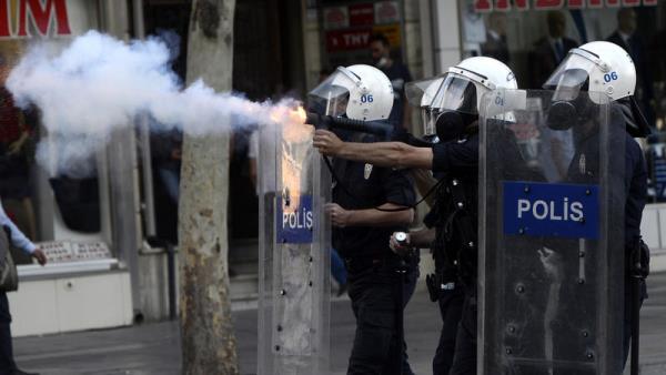 Taksim Gezi Park'ndaki olaylar protesto iin Ankara'nn farkl semtlerinde toplanan gruplara polis mdahale etti. Polisin att gazdan ok sayda gsterici ve vatanda etkilendi.