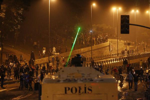 Taksim Gezi Park olaylar kapsamnda, Dolmabahe'deki Babakanlk Ofisi'ne yrmek isteyen gruba, polis tazyikli su ve TOMA aralarndan atlan biber gazyla mdahale etti.