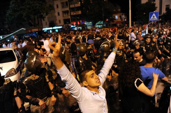 Taksim Gezi Park'ndaki olaylar protesto etmek isteyen bir grup Bursa Valilii nnde toplanarak eylem yapt. Bursa Valilik binasna kar herhangi bir saldr olmamas amacyla polise ek olarak jandarma ekipleri valilik nnde gvenlik nlemi ald.