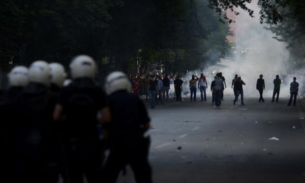 Taksim Gezi Park'ndaki olaylar protesto iin Ankara'nn farkl semtlerinde toplanan gruplara polis mdahale etti. Polisin att gazdan ok sayda gsterici ve vatanda etkilendi.