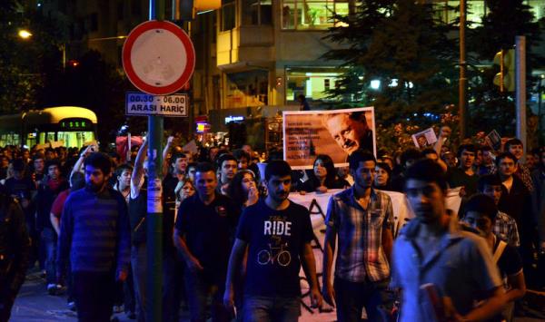 Eskiehir'de bir grup, Taksim Gezi Park'nda yaanan olaylar protesto etti.