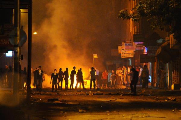 Hatay'da Taksim Gezi Park'nda yaanan olaylar protesto etmek amacyla toplanan ve polise ta atan gruba biber gaz ve tazyikli su ile mdahale edildi