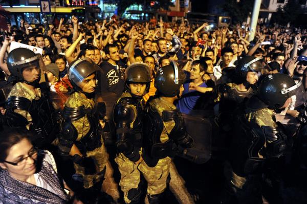 Taksim Gezi Park'ndaki olaylar protesto etmek isteyen bir grup Bursa Valilii nnde toplanarak eylem yapt. Bursa Valilik binasna kar herhangi bir saldr olmamas amacyla polise ek olarak jandarma ekipleri valilik nnde gvenlik nlemi ald.