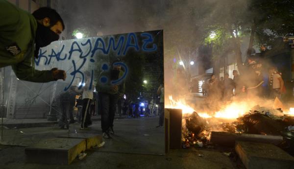 Taksim Gezi Park'ndaki olaylar protesto iin Ankara'nn Tunal Hilmi Caddesi'nde toplanan gruplar barikat kurarak ate yakt. Barikatta ayna da kullanld.