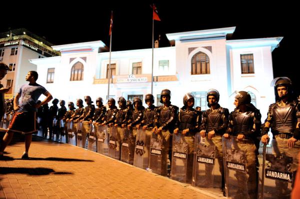 Taksim Gezi Park'ndaki olaylar protesto etmek isteyen bir grup Bursa Valilii nnde toplanarak eylem yapt. Bursa Valilik binasna kar herhangi bir saldr olmamas amacyla polise ek olarak jandarma ekipleri valilik nnde gvenlik nlemi ald.