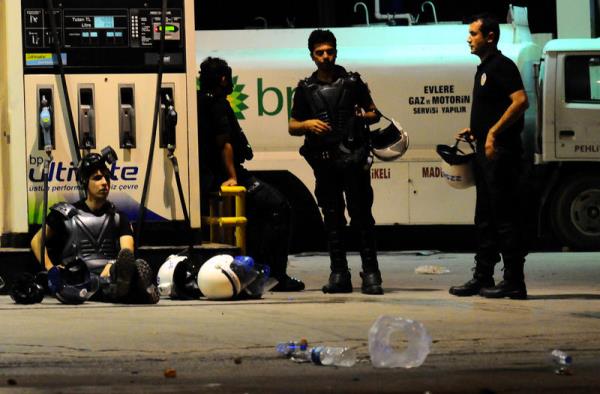 Hatay'da Taksim Gezi Park'nda yaanan olaylar protesto etmek amacyla toplanan ve polise ta atan gruba biber gaz ve tazyikli su ile mdahale edildi.