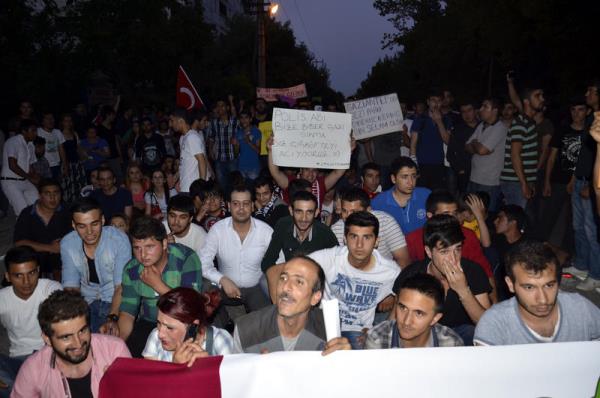 Gaziantep'te Taksim Gezi Park'nda meydana gelen olaylar protesto etmek isteyenler Krkayak Park'ndan Gaziantep niversitesi'ne kadar slogan atarak yrd