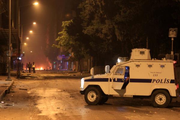 Hatay'da Taksim Gezi Park'nda yaanan olaylar protesto etmek amacyla toplanan ve ardndan polise ta atan gruba biber gaz ve tazyikli su ile mdahale edildi