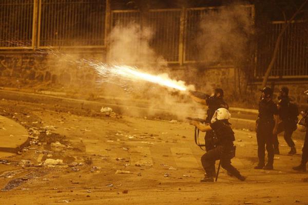 Taksim Gezi Park olaylar kapsamnda, Dolmabahe'deki Babakanlk Ofisi'ne yrmek isteyen gruba, polis tazyikli su ve TOMA aralarndan atlan biber gazyla mdahale etti.