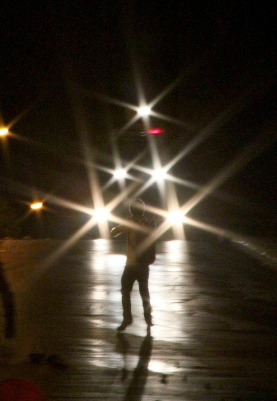 Adana'da Taksim Gezi Park'ndaki olaylar protesto etmek iin izinsiz gsteri dzenleyen gruba polis mdahale etti. Gstericiler polis ekiplerine kaldrmdan sktkleri talarla saldrd.